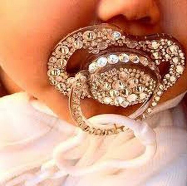 Yaşıtlarının hayatı bebek bezi süt onlar ise para içinde yüzüyor - Resim: 4