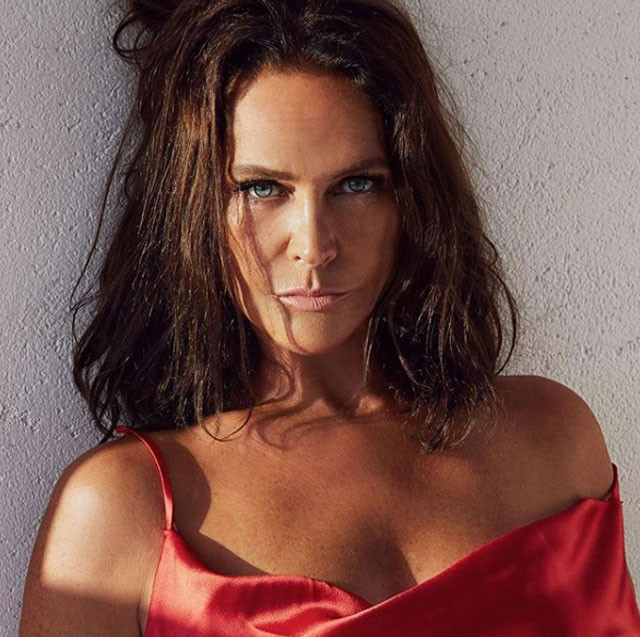 Hülya Avşar'dan cesur poz! Fiziğiyle gençlere taş çıkarttı - Resim: 1