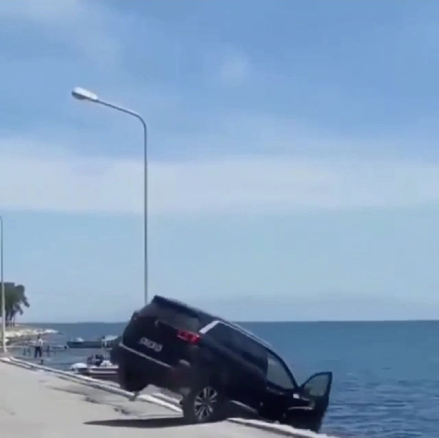 İnanılmaz olay! İzmir’de bir kişi kiraladığı lüks cipi denize attı işte o anlar - Resim: 0