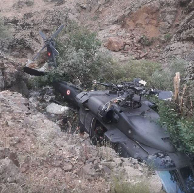 Bingöl'de operasyondan dönen helikopter zorunlu iniş yaptı sebebi teknik arıza - Resim: 0