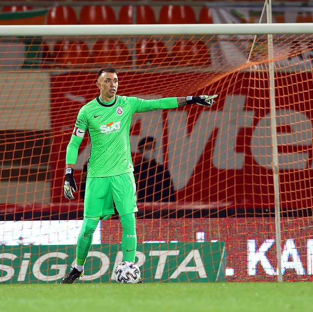Rıdvan Dilmen, Muslera'yı yere göğe sığdıramadı - Resim: 0