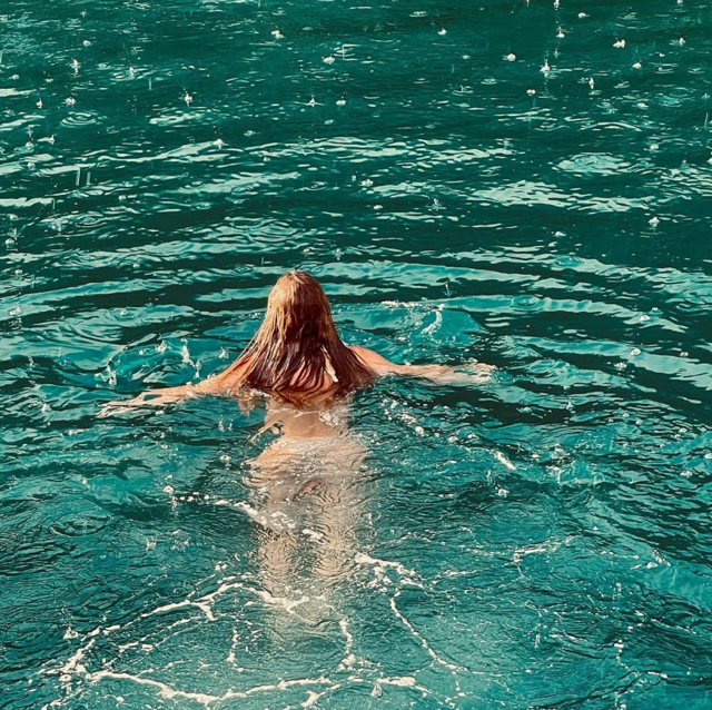 Yağmurda denize giren Simge Sağın, bikinili pozlarıyla nefes kesti! - Resim: 4