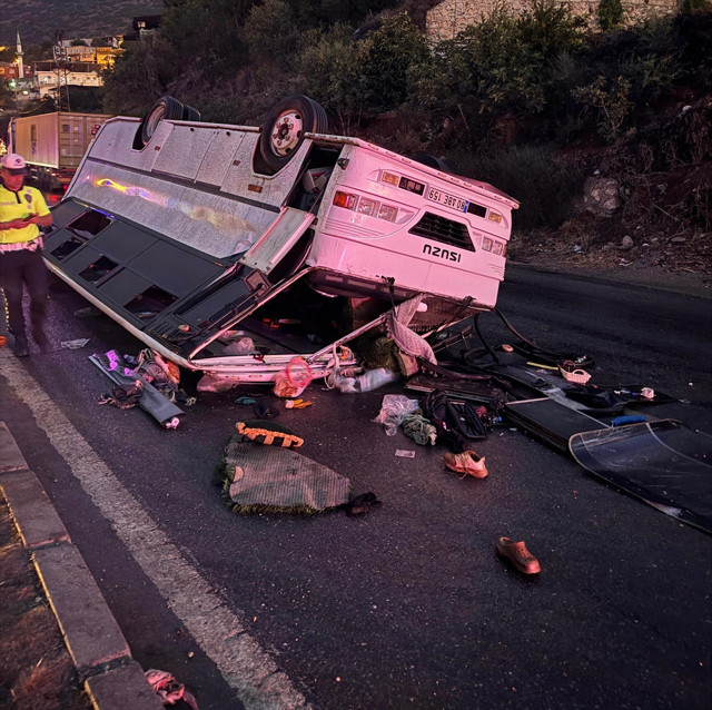 Hatay'da midibüs devrildi: 25 tarım işçisi yaralandı - Resim: 0