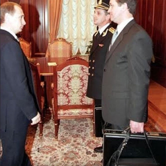 Rusya lideri Putin'den Jirinovski'nin cenazesinde nükleer silahlı gözdağı! O çantanın sırrı ne? - Resim: 3