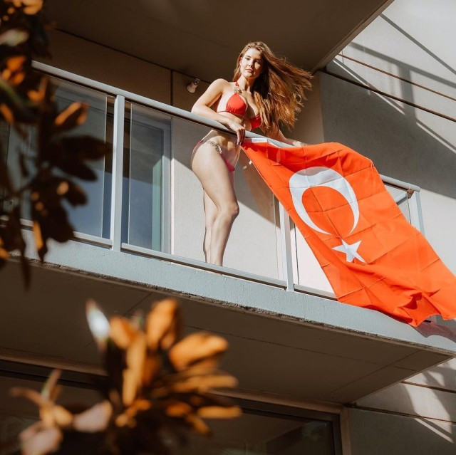 Amanda Cerny'den son bomba bikiniyi girip Türk bayrağını... - Resim: 1