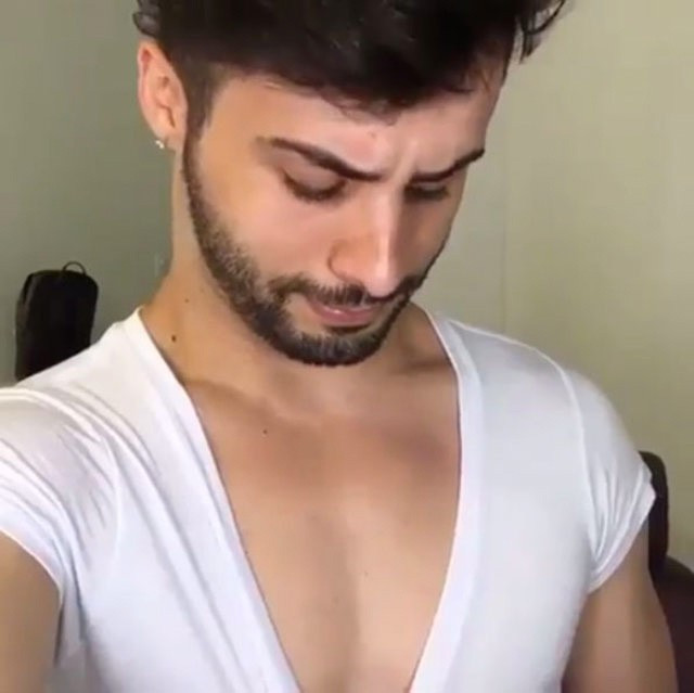 Bu adam 10 dakikada göğüslerini bakın nasıl büyük gösterdi - Resim: 1