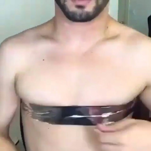 Bu adam 10 dakikada göğüslerini bakın nasıl büyük gösterdi - Resim: 2