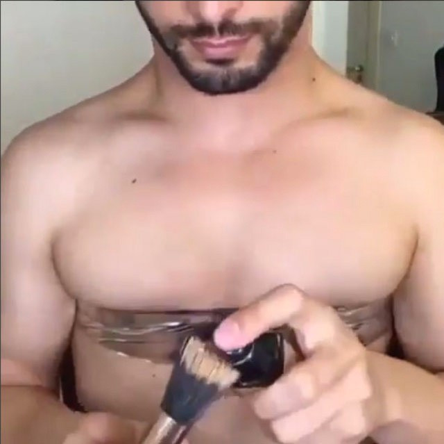 Bu adam 10 dakikada göğüslerini bakın nasıl büyük gösterdi - Resim: 3