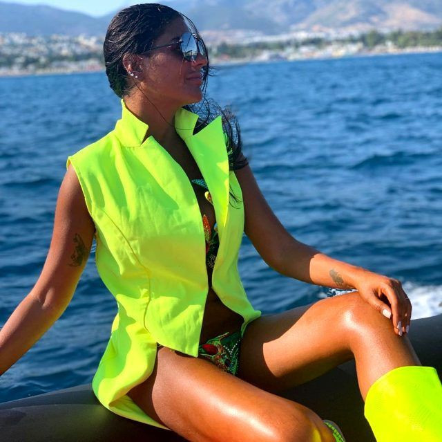 Süreyya Yalçın neon bikinisiyle göz aldı! Sosyetik ikoncan dünyanın en zenginleri arasında - Resim: 4