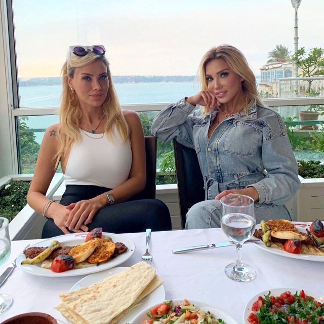 Ciciş kardeşler Esra ve Ceyda'ya sevgililerinden olay hediye satıp ev alacaklar - Resim: 1