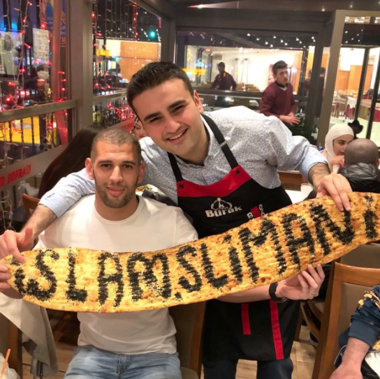 Slimani gol atmaya değil yatmaya gelmiş! Fenerlileri çıldırtan paylaşım - Resim: 0