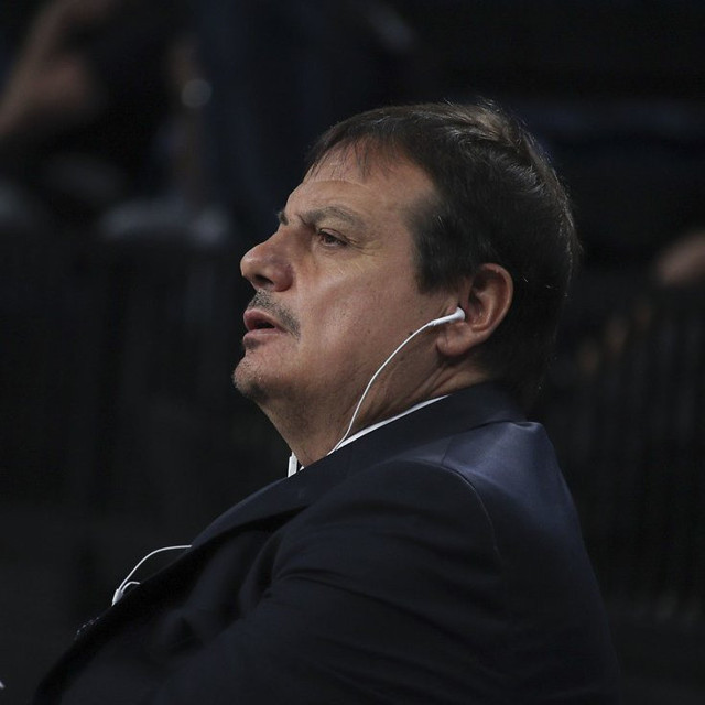 Ergin Ataman maça kulaklıkla çıktı - Resim: 0