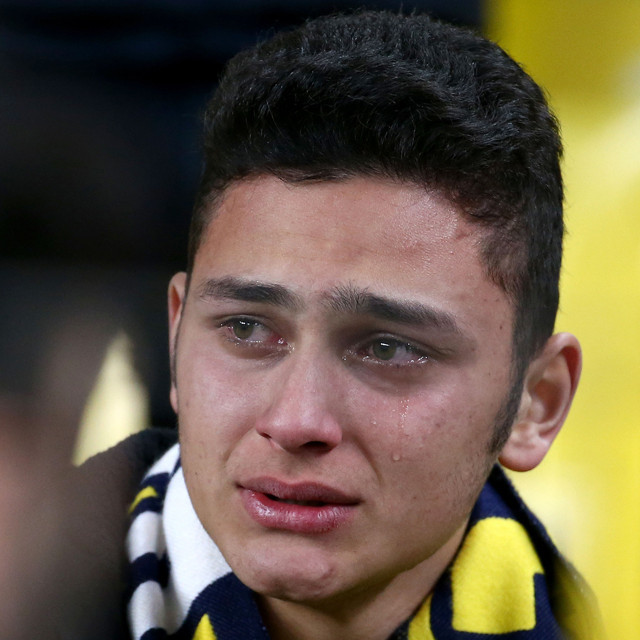 Galatasaray yenilgisinin ardından Kadıköy'de ağlayan Fenerbahçeliler - Resim: 0