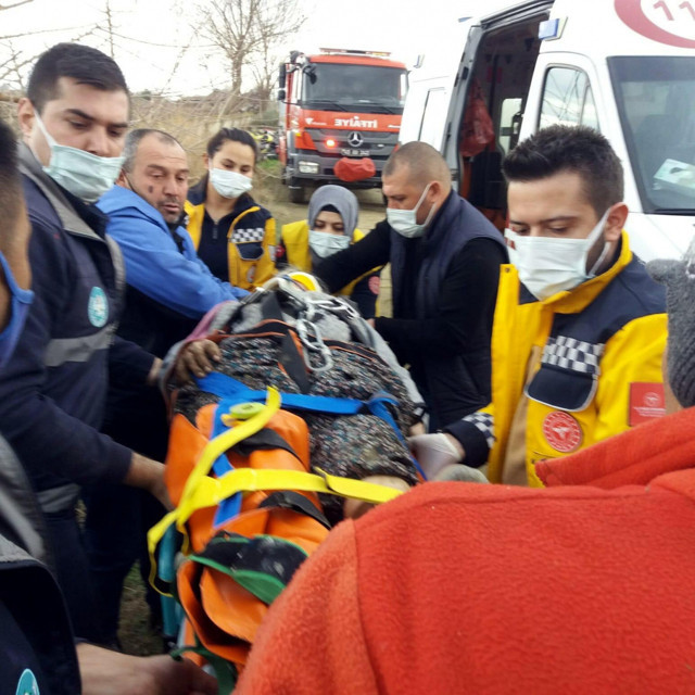 Manisa'da 70 yaşındaki Fadime teyzeyi düştüğü kuyudan itfaiye kurtardı - Resim: 0