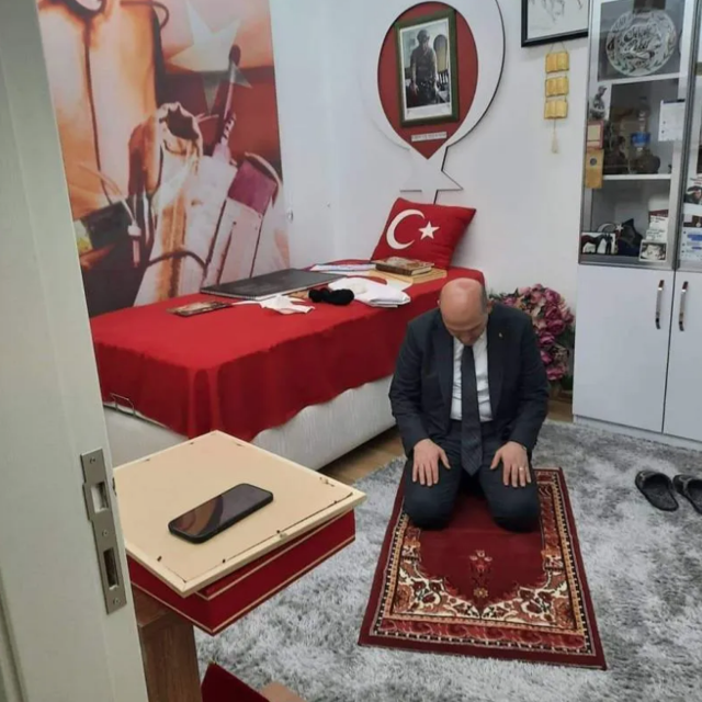 İçişleri Bakanı Süleyman Soylu tabuta sığmayan şehidin seccadesinde namaz kıldı - Resim: 0