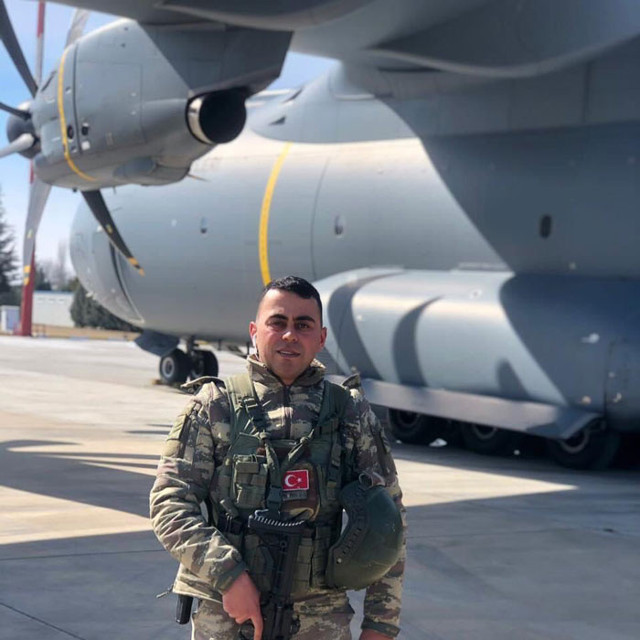 Şehit Uzman Çavuş Mehmet Kırmızı son yolculuğuna uğurlandı annenin sözleri yürekleri dağladı - Resim: 1