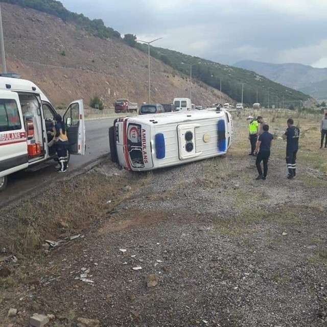 Denizli'de ambulans devrildi: 4 yaralı - Resim: 0
