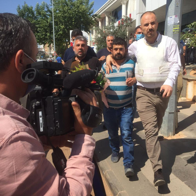 Çiçekli ve silahlı! Gaziantep'te hastane önünde hareketli saatler yaşattı - Resim: 0