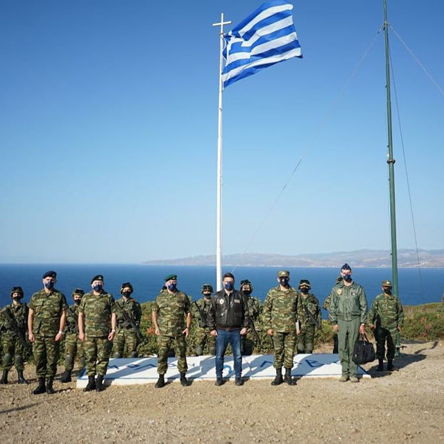 Yunan askerleri tatbikat sonrası İzmir'i arkalarına alarak poz verdi - Resim: 0