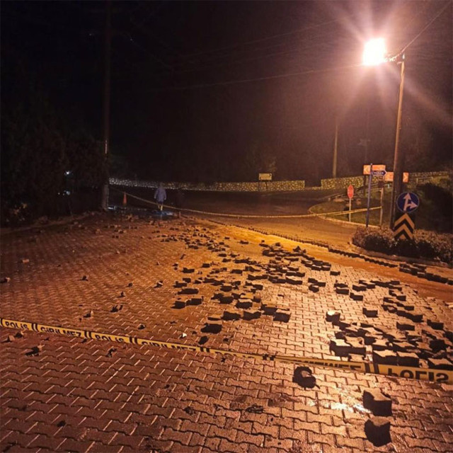 Marmaris'te kar yağdı sanıp dışarı çıktılar şaşkına döndüler parke taşları yerinden söküldü - Resim: 1