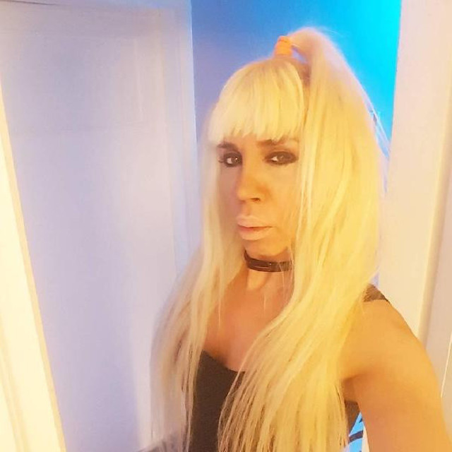 İzmir'de travesti cinayeti! Evinin önünde ensesinden bıçaklandı - Resim: 0