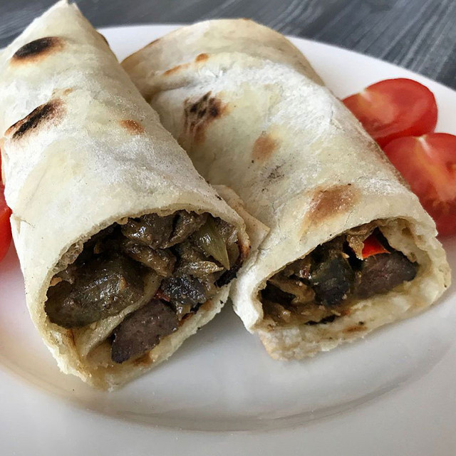 Ayda bir yapıp yiyecek, tadına doyamayacaksınız! İşte yapımı en kolay evde ciğer dürüm tarifi - Resim: 1