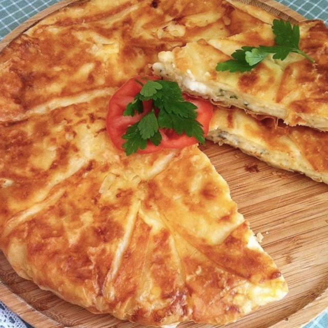Komşunuzun aklını başından alacak 5 çayına hazır tavada börek tarifi - Resim: 1