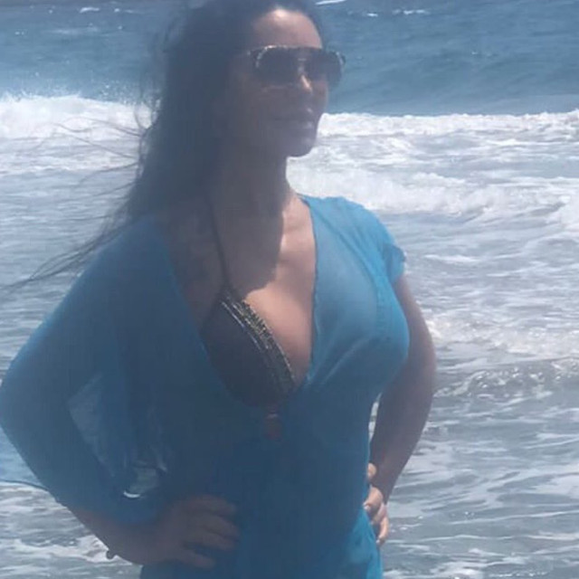 Yeşil Çam'ın efsane ismi genç kızlara taş çıkıyor! Son halini görenler gözlerine inanamadı! - Resim: 4