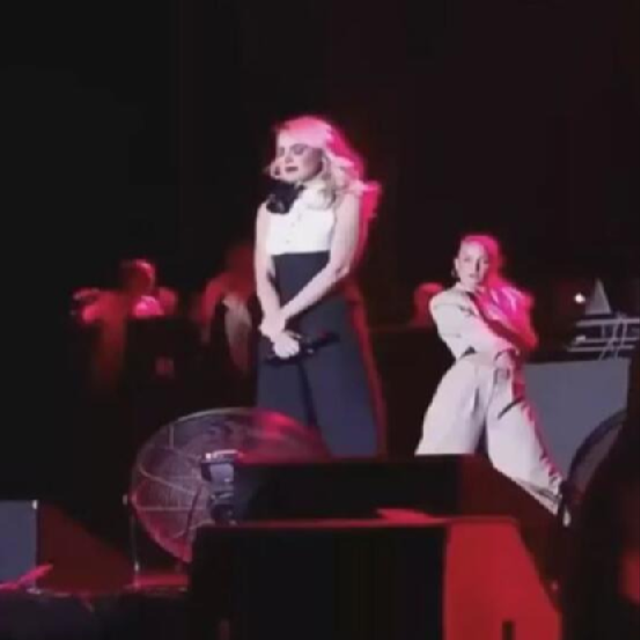 Hadise konserde yine gözyaşlarına hakim olamadı! Mehmet Dinçerler ise geri döndü! - Resim: 2