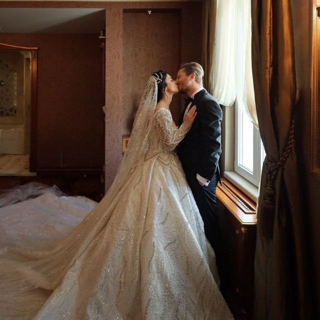 Merve Boluğur'un gelinliği sosyal medyayı salladı! "İşte karşınızda yılın değil yüzyılın gelini ve gelinliği" - Resim: 2