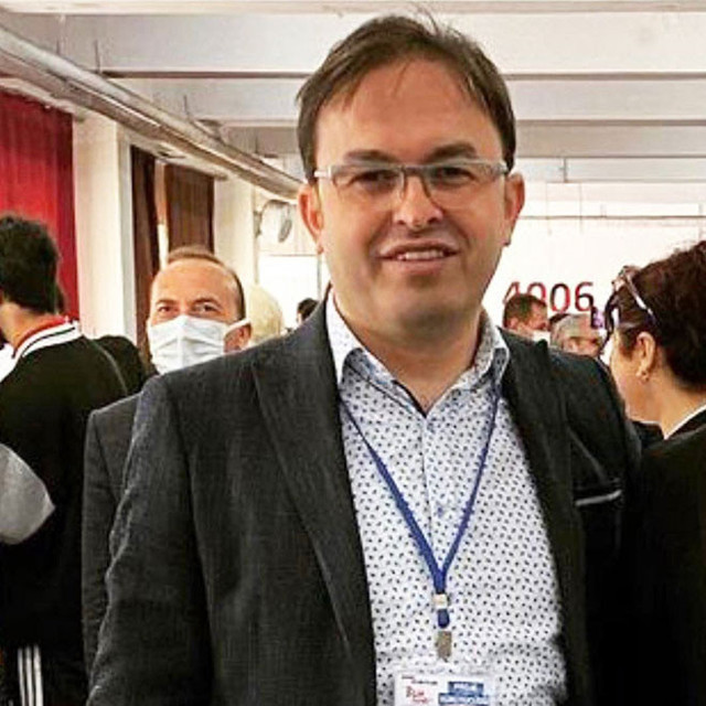 Meral Akşener'e çiçek veren öğretmenin maaşı kesildi, sürgüne gönderildi - Resim: 0