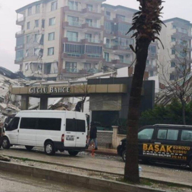 Lütfü Savaş'ın 68 kişinin öldüğü 3 yıllık Güçlü Bahçe sitesinin altın makaslı açılışına katıldığı ortaya çıktı - Resim: 2