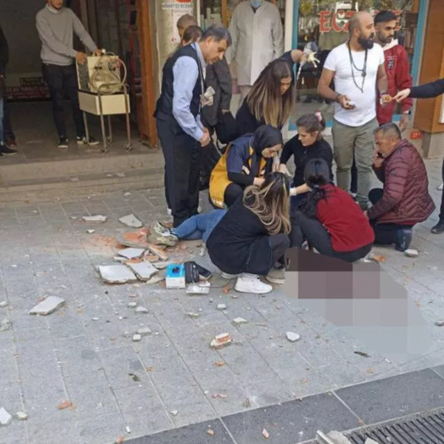 İstanbul'da feci ölüm! Başına beton parçası düştü, kanlar içinde yere yığıldı! Kız kardeşi olayı görünce... - Resim: 2
