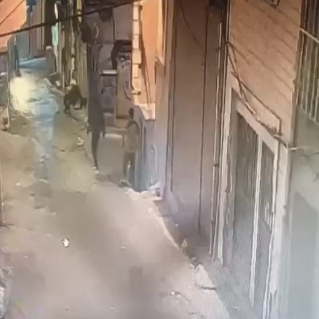 Gençleri önce gasp etti sonra dövdü! Dehşete düşüren bıçaklı gasp saniye saniye kamerada - Resim: 0