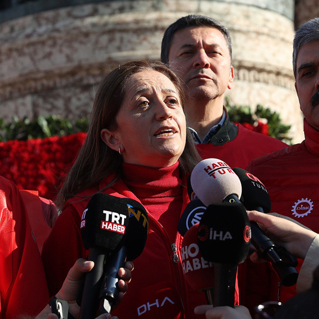 1 Mayıs kutlamaları olaylı başladı! Taksim'e çıkmak isteyenlere polis izin vermedi, gözaltılar var - Resim: 3
