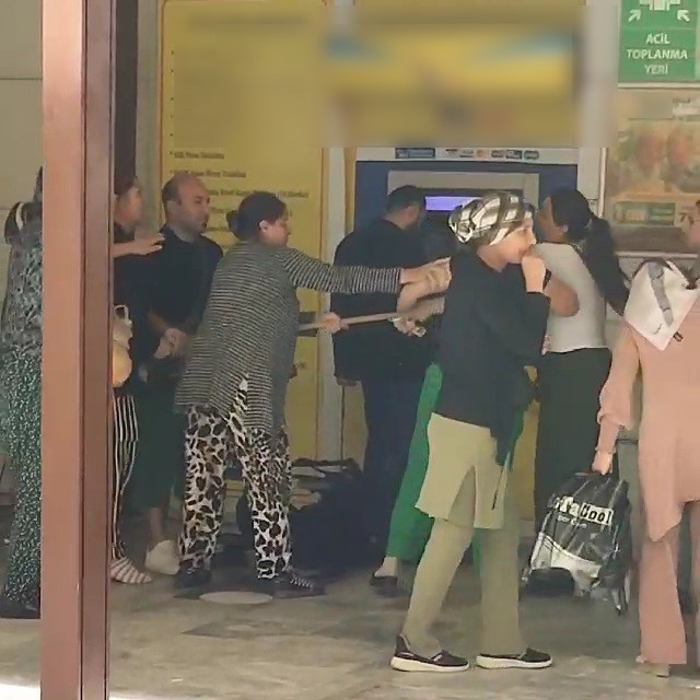 ATM'de kadınların sıra kavgası: Ortalık fena karıştı! Tekme tokatlı kavgaya aldırış etmeden para çekti! - Resim: 1