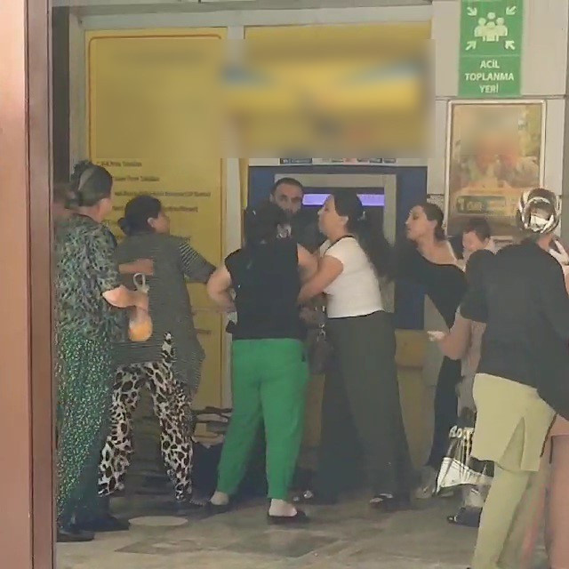 ATM'de kadınların sıra kavgası: Ortalık fena karıştı! Tekme tokatlı kavgaya aldırış etmeden para çekti! - Resim: 2