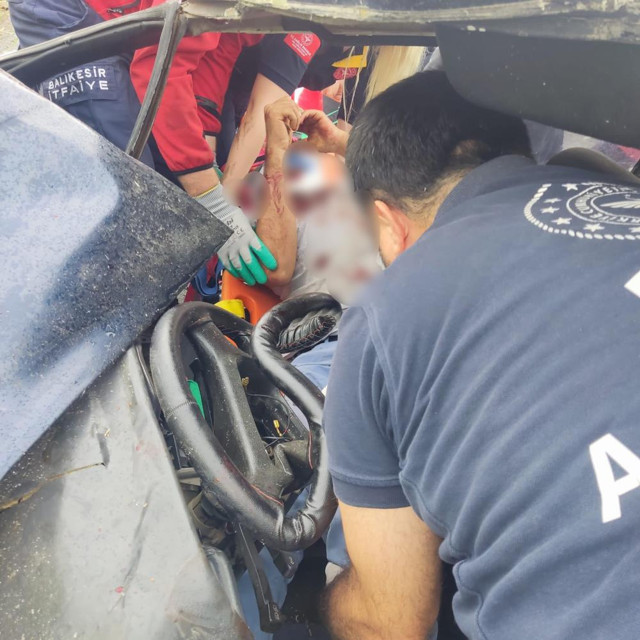 Balıkesir'de feci kaza! Tıra arkadan çarptı, kağıt gibi ezildi: Bu otomobilden sağ çıktılar! - Resim: 2