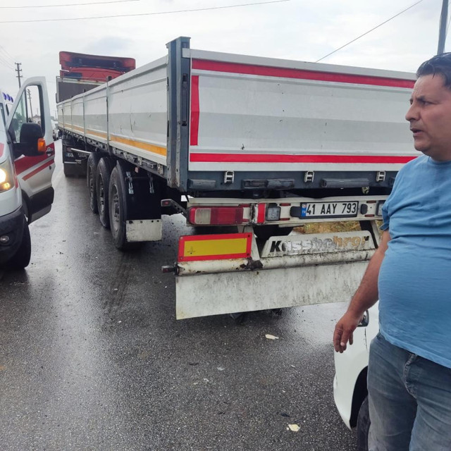 Balıkesir'de feci kaza! Tıra arkadan çarptı, kağıt gibi ezildi: Bu otomobilden sağ çıktılar! - Resim: 1