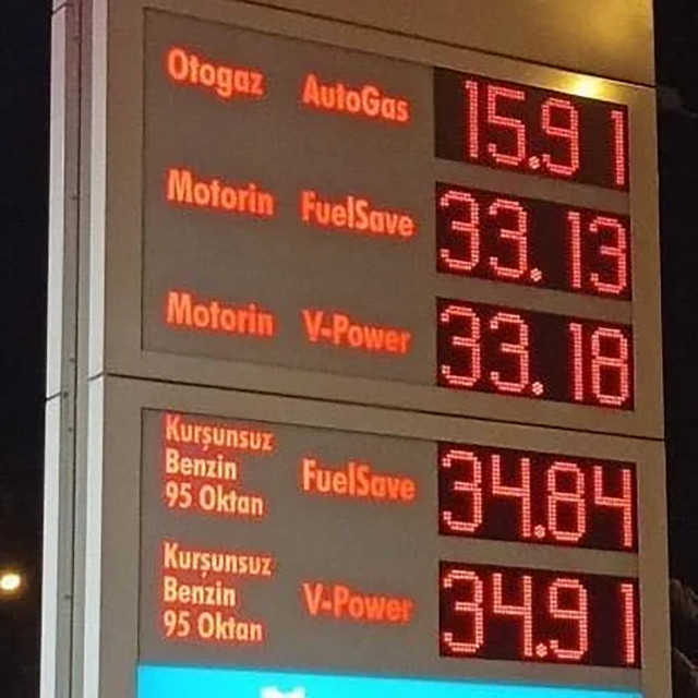Akaryakıta görülmemiş zam! Benzin, motorine 5'er TL, LPG'ye 4 TL zam geldi! Benzin 34 lira oldu - Resim: 1