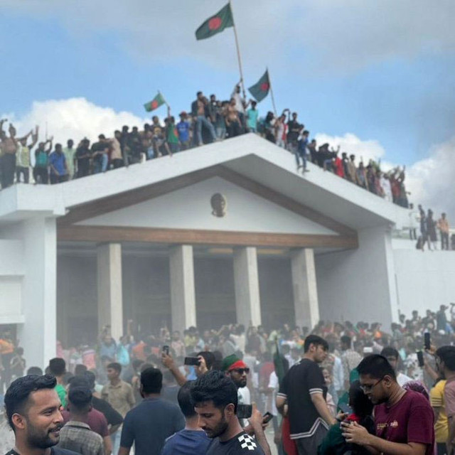 Bangladeş'te protestocular Başbakan'ın konutunu bastı Başbakan Hasina helikopterle kaçtı - Resim: 2