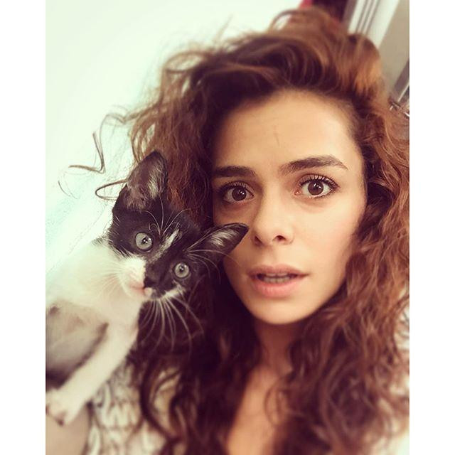 Nur Yerlitaş Özge Özpirinçci ile kapıştı kimse elinden alamadı - Resim: 2