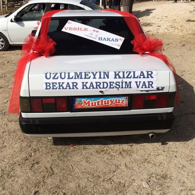 Aracının arkasına öyle bir şey yazdı ki gören bir daha baktı - Resim: 1