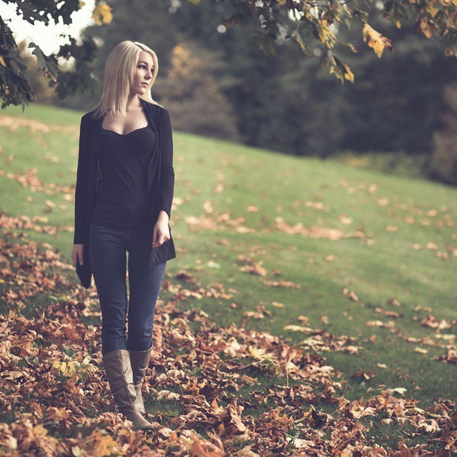 Ünlü olabilmek için... Canlı yayında bir anda soyundu - Resim: 3