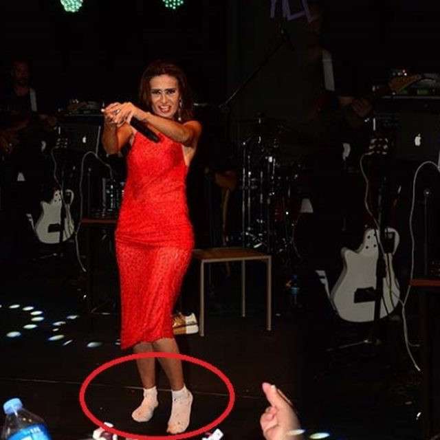 Yıldız Tilbe çoraplarıyla sahneye çıktı! - Resim: 2