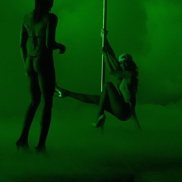 Rihanna'dan striptiz fotoğrafları - Resim: 3