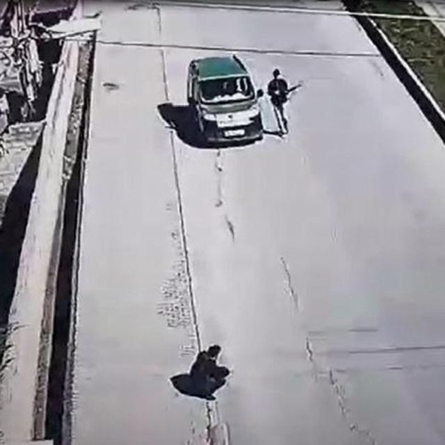 Diyarbakır'da oğlu tüfekle vurulan anne canını hiçe saydı! - Resim: 1