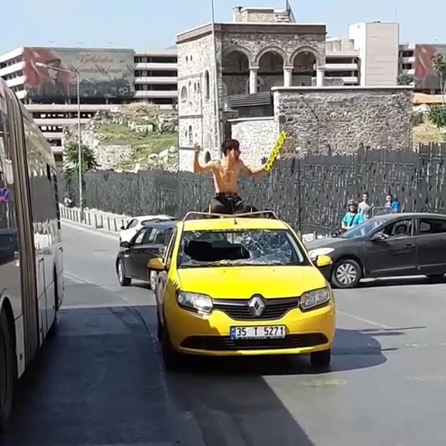 İzmir'de uyuşturucu etkisindeki bir genç ortalığı birbirine kattı - Resim: 1