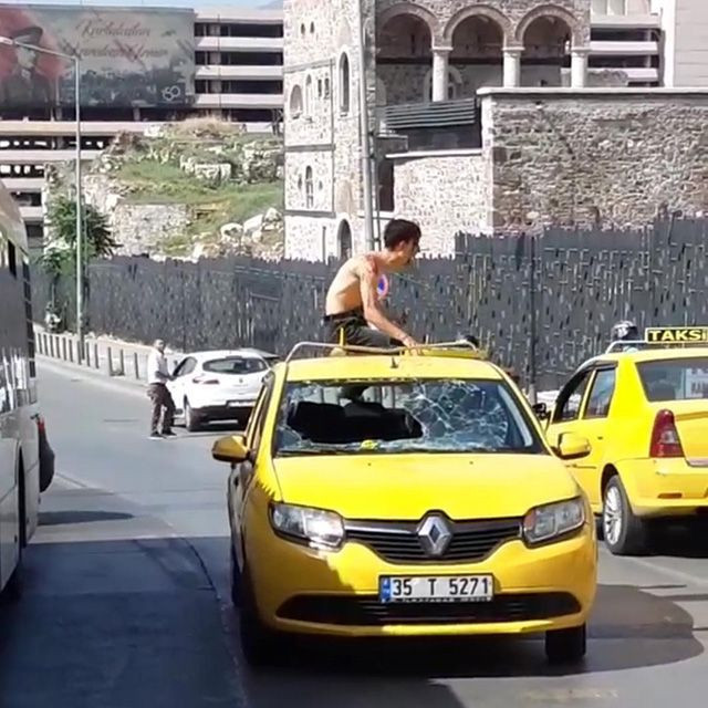 İzmir'de uyuşturucu etkisindeki bir genç ortalığı birbirine kattı - Resim: 2