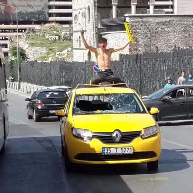 İzmir'de uyuşturucu etkisindeki bir genç ortalığı birbirine kattı - Resim: 3